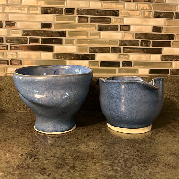 Pottery, 2 pieces.  Unique shapes, in Excellent condition! - Picture 10 of 10